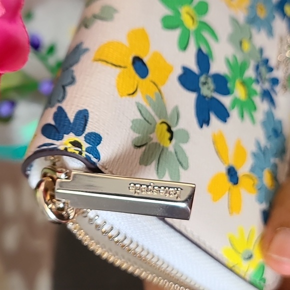 Kate Spade Large Wallet - Picture 5 of 5